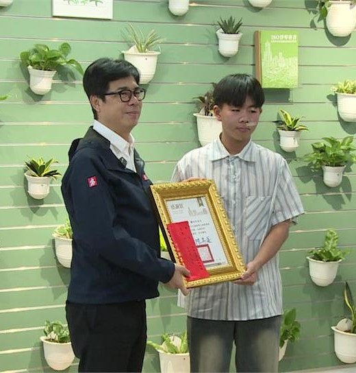 高雄清潔隊員涉毆老夫妻 大學生見義勇為出手相助獲市府表揚