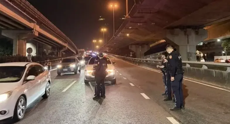 高雄市仁武區27日晚間發生拒檢逃逸事件