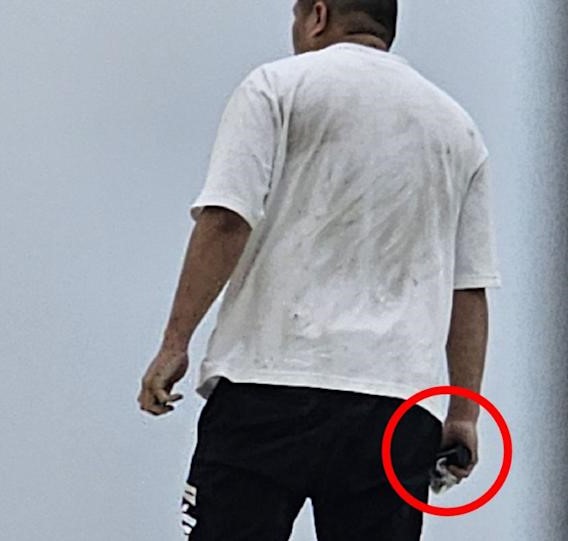 通緝犯的友人竟拿著疑似手榴彈