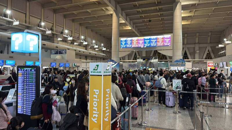 高雄國際機場已洶湧出國人潮