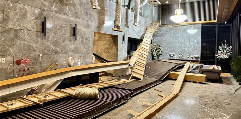 裝潢天花板整排坍塌